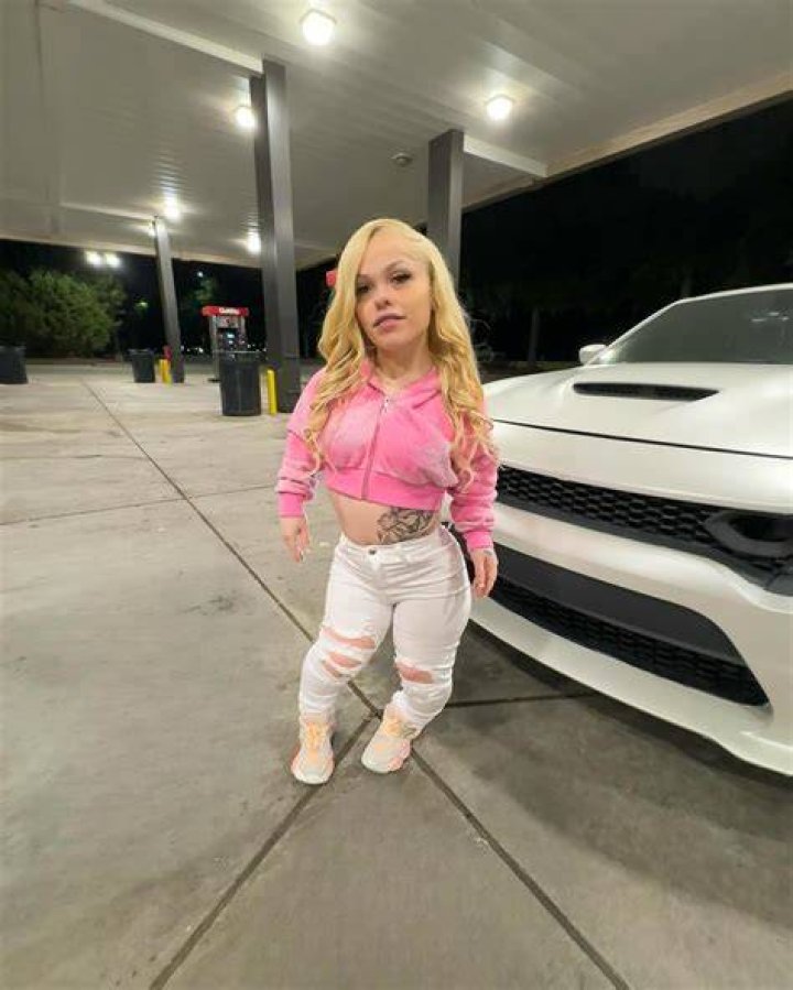 How did Kelsey Lawrence achieve success on Instagram and YouTube?