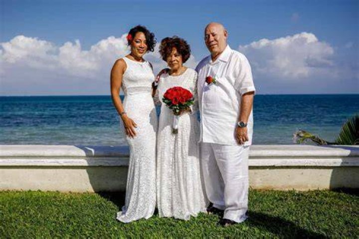 Selenis Leyva celebra importante aniversario de sus padres